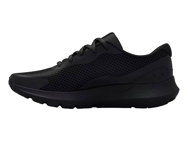 Tenis deportivos Under Armour color negro para niños con malla transpirable y suela cómoda.