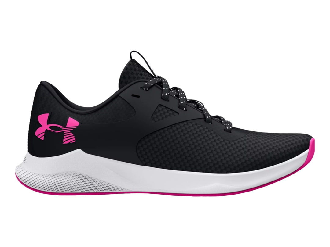 Tenis deportivos Under Armour color negro con suela blanca y detalles en rosa.