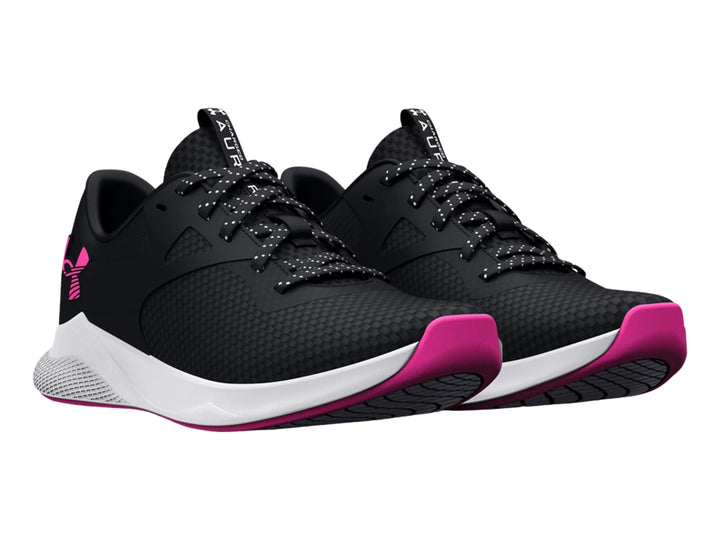 Tenis deportivos Under Armour color negro con suela blanca y detalles en rosa.