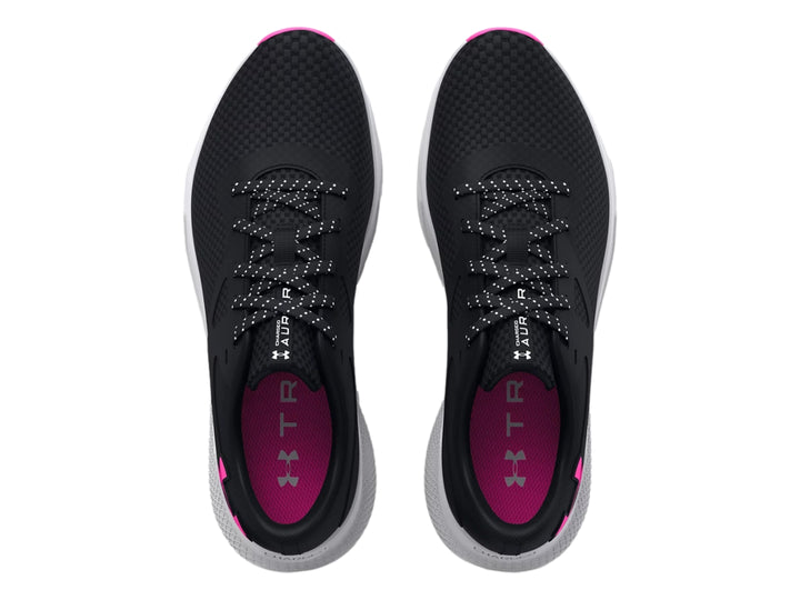 Tenis deportivos Under Armour color negro con suela blanca y detalles en rosa.