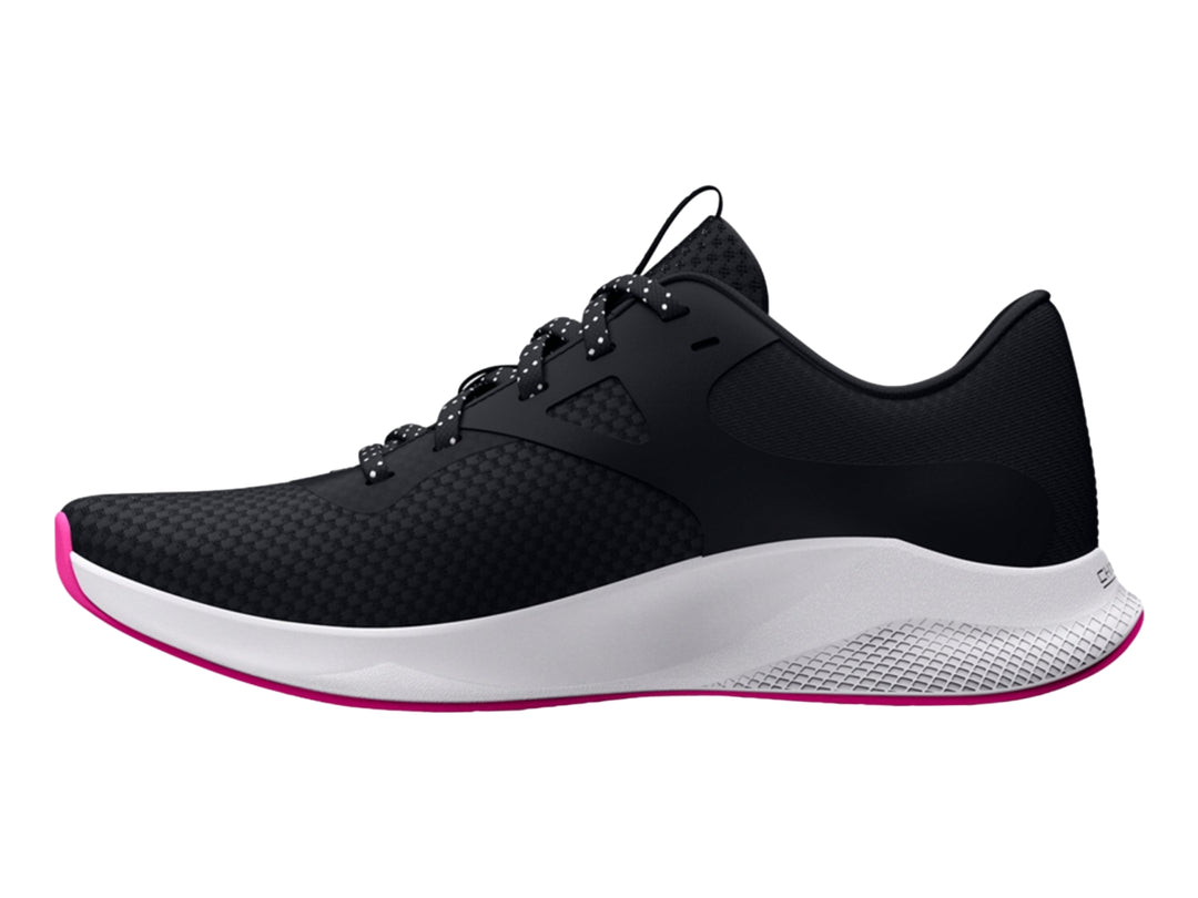 Tenis deportivos Under Armour color negro con suela blanca y detalles en rosa.