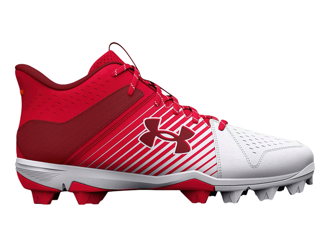Zapato deportivo Under Armour color rojo y blanco con suela de tacos para deporte.