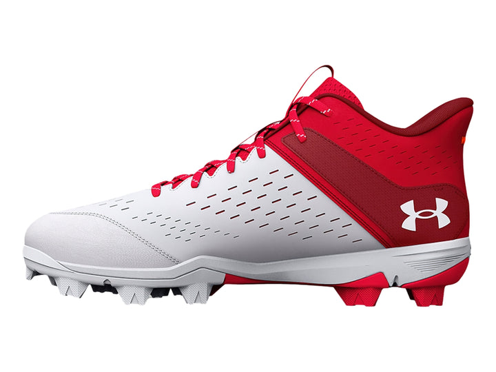Zapato deportivo Under Armour color rojo y blanco con suela de tacos para deporte.