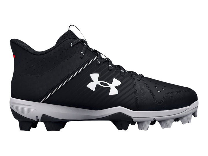 Zapato deportivo Under Armour Leadoff Mid RM JR color negro con suela gris y tacos.