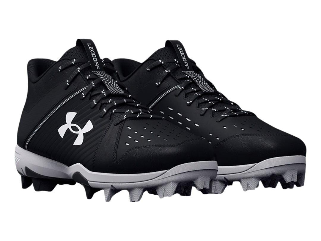 Zapato deportivo Under Armour Leadoff Mid RM JR color negro con suela gris y tacos.
