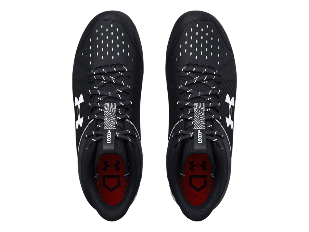 Zapato deportivo Under Armour Leadoff Mid RM JR color negro con suela gris y tacos.