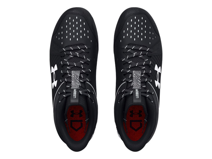 Zapato deportivo Under Armour Leadoff Mid RM JR color negro con suela gris y tacos.