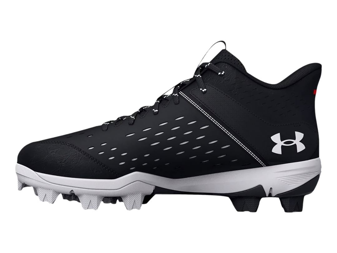 Zapato deportivo Under Armour Leadoff Mid RM JR color negro con suela gris y tacos.