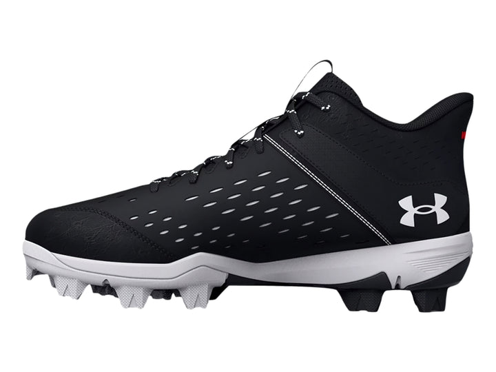 Zapato deportivo Under Armour Leadoff Mid RM JR color negro con suela gris y tacos.