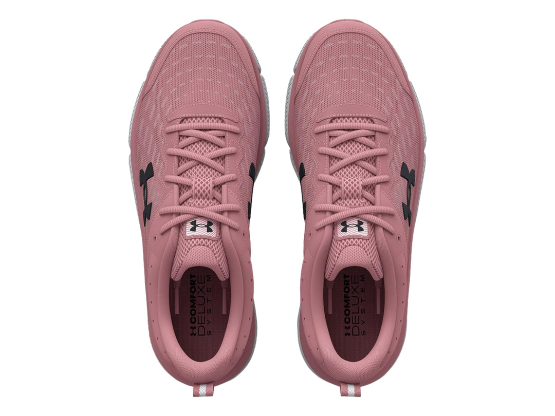 Tenis deportivos Under Armour color rosa con suela gris y blanca, vista lateral.