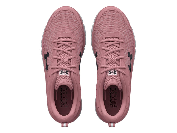 Tenis deportivos Under Armour color rosa con suela gris y blanca, vista lateral.