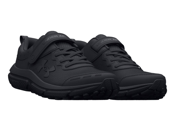 Tenis deportivos Under Armour color negro con sistema de ajuste de correa y agujetas.