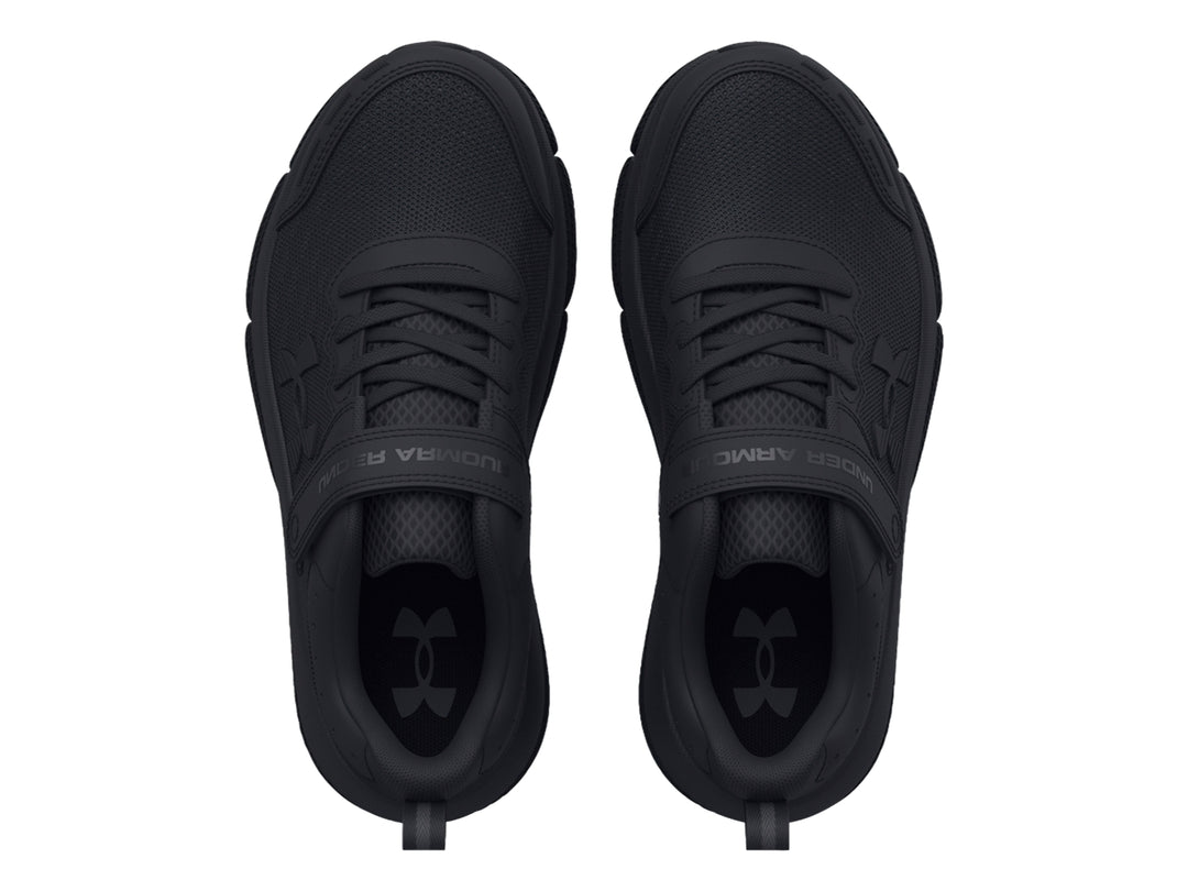 Tenis deportivos Under Armour color negro con sistema de ajuste de correa y agujetas.