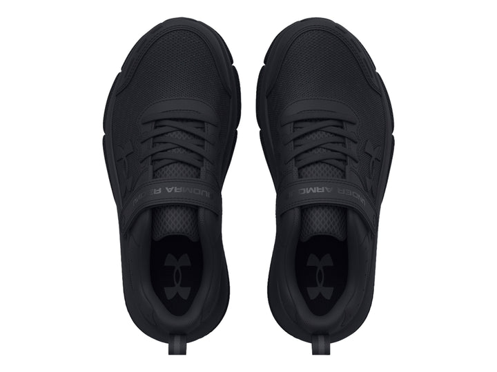 Tenis deportivos Under Armour color negro con sistema de ajuste de correa y agujetas.