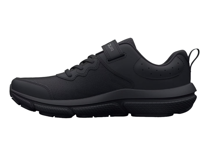 Tenis deportivos Under Armour color negro con sistema de ajuste de correa y agujetas.