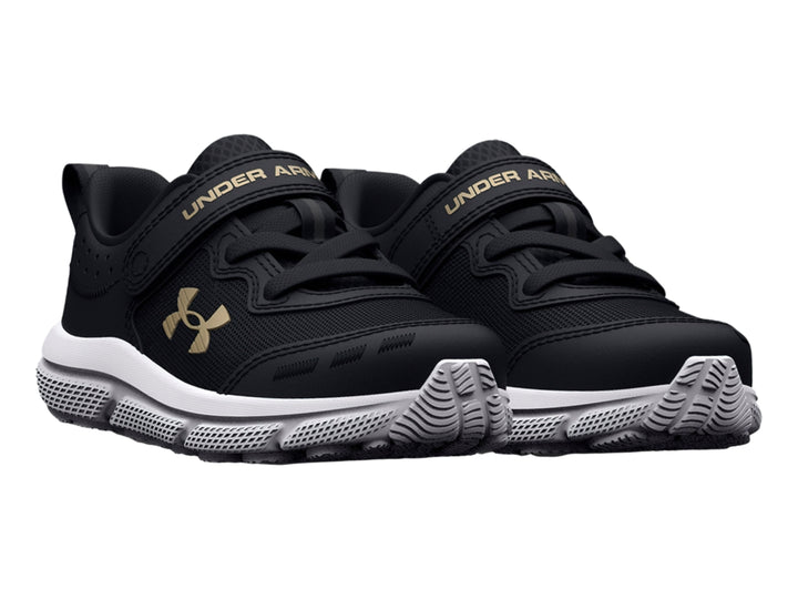 Tenis deportivos Under Armour color negro con suela blanca y logo dorado.