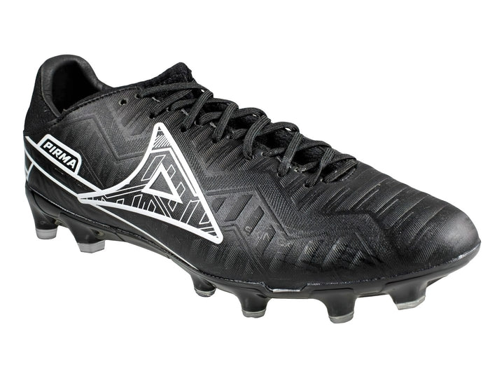 Zapato de fútbol Pirma Brasil color negro con detalles blancos y tacos para pasto natural.