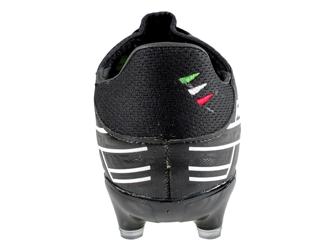 Zapato de fútbol Pirma Brasil color negro con detalles blancos y tacos para pasto natural.