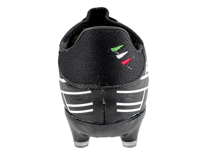 Zapato de fútbol Pirma Brasil color negro con detalles blancos y tacos para pasto natural.