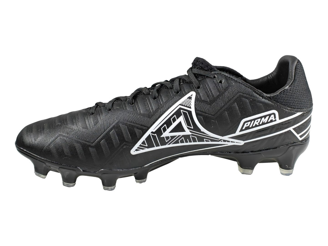 Zapato de fútbol Pirma Brasil color negro con detalles blancos y tacos para pasto natural.