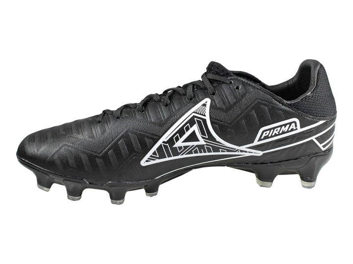 Zapato de fútbol Pirma Brasil color negro con detalles blancos y tacos para pasto natural.