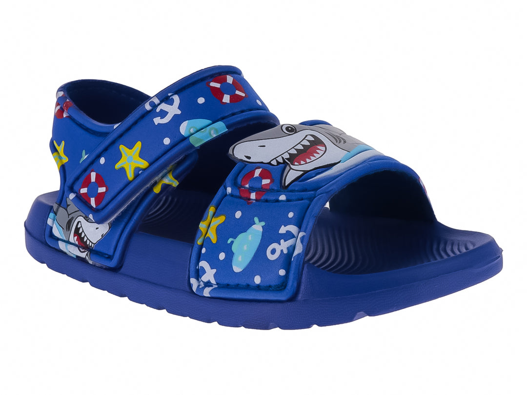 Sandalia azul infantil con estampado de tiburones y motivos náuticos.