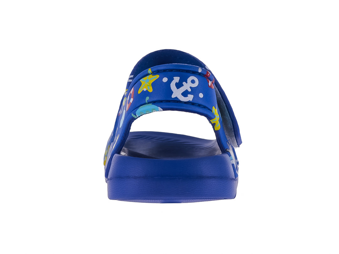 Sandalia azul infantil con estampado de tiburones y motivos náuticos.