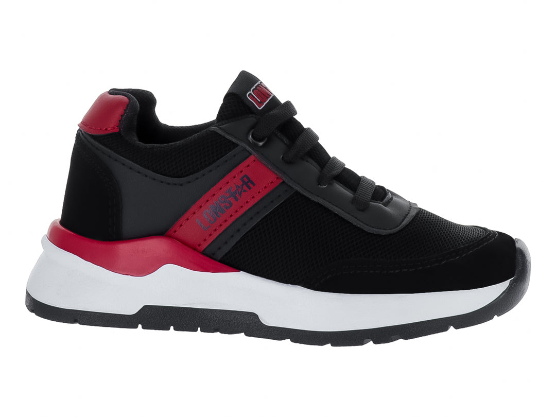 Tenis deportivos para niño de color negro con detalles en rojo y suela blanca de la marca Lonstar Unlimited.