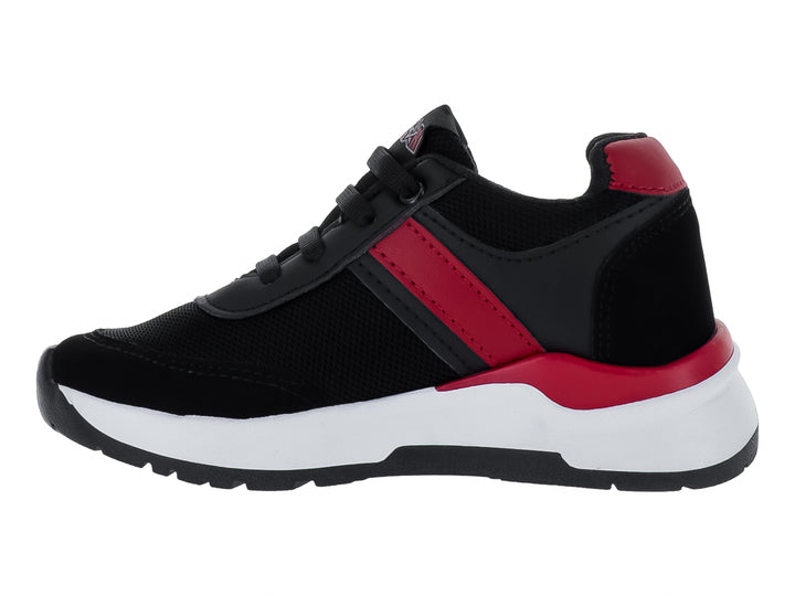 Tenis deportivos para niño de color negro con detalles en rojo y suela blanca de la marca Lonstar Unlimited.