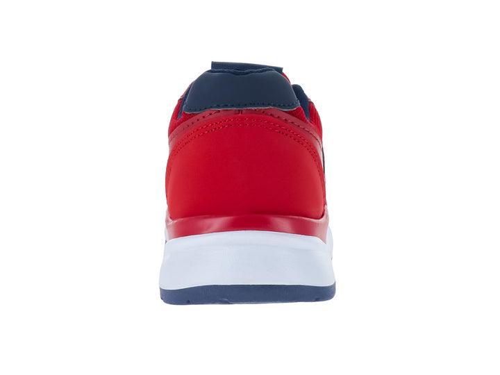 Tenis deportivos infantiles color rojo con detalles en azul marino y suela blanca.