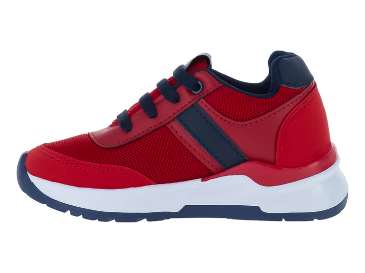 Tenis deportivos infantiles color rojo con detalles en azul marino y suela blanca.