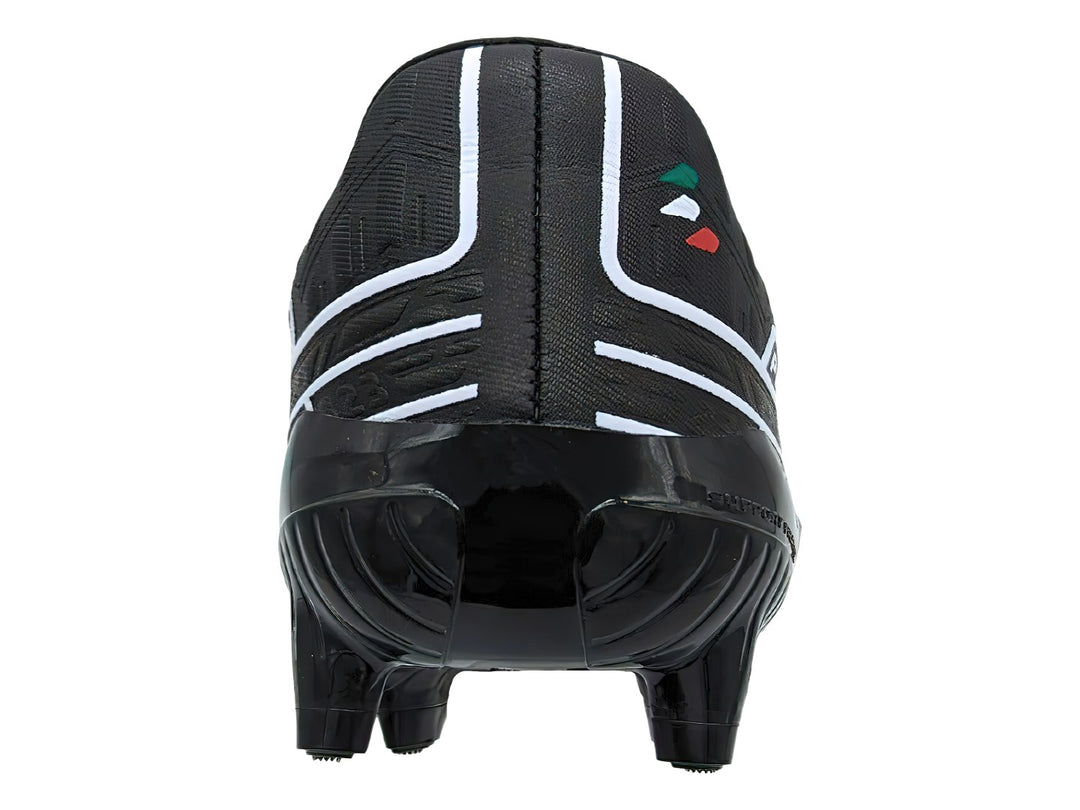 Zapato de fútbol Pirma Brasil color negro con detalles blancos y suela de tacos para pasto natural.