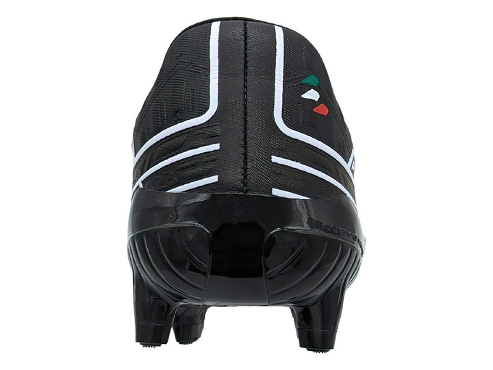 Zapato de fútbol Pirma Brasil color negro con detalles blancos y suela de tacos para pasto natural.