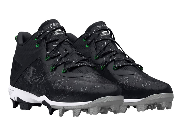 Zapato deportivo Under Armour Harper 8 Mid en color negro con detalles verdes y suela blanca para béisbol.