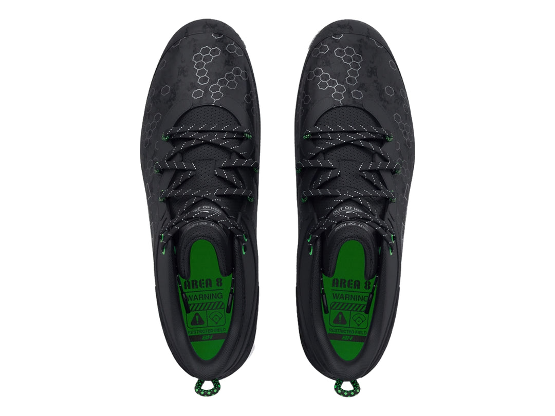 Zapato deportivo Under Armour Harper 8 Mid en color negro con detalles verdes y suela blanca para béisbol.