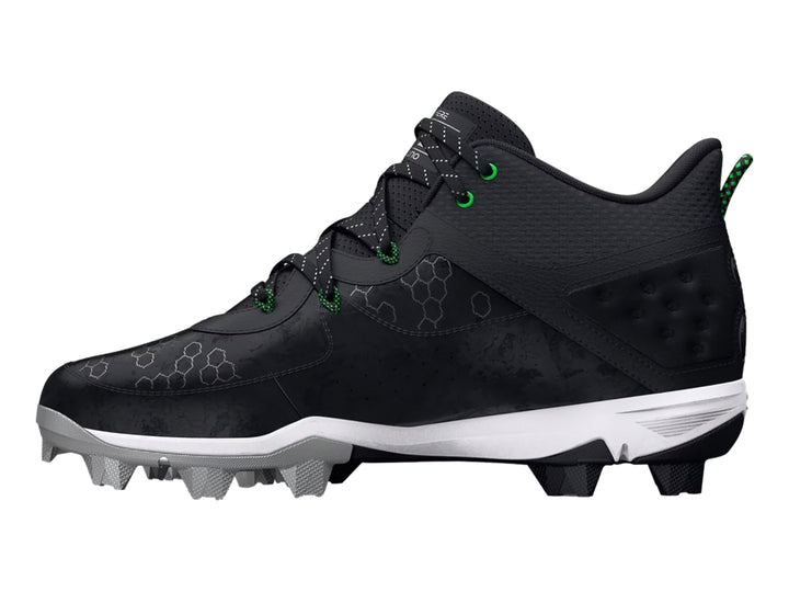 Zapato deportivo Under Armour Harper 8 Mid en color negro con detalles verdes y suela blanca para béisbol.