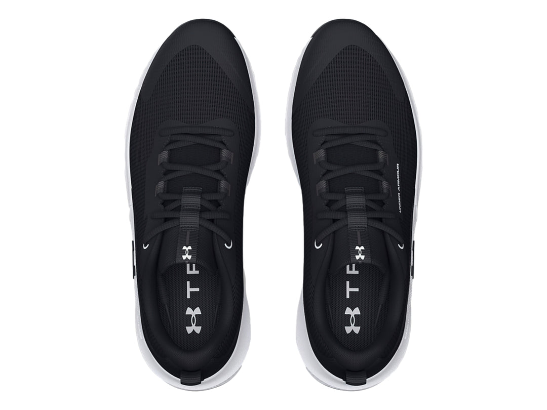 Tenis deportivos Under Armour color negro con suela blanca y logotipo en el costado.