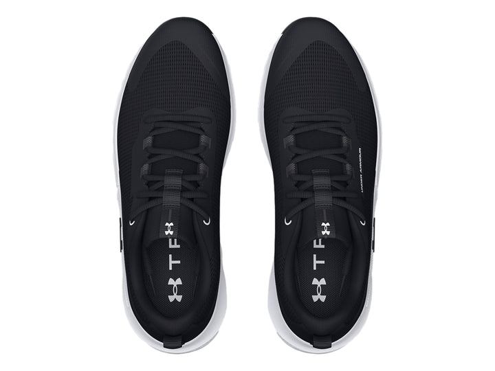 Tenis deportivos Under Armour color negro con suela blanca y logotipo en el costado.