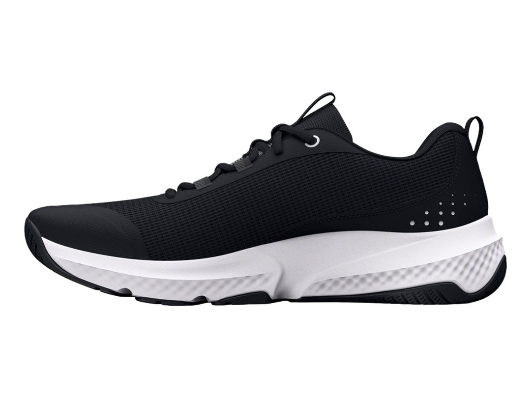 Tenis deportivos Under Armour color negro con suela blanca y logotipo en el costado.