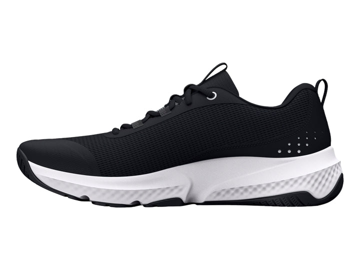 Tenis deportivos Under Armour color negro con suela blanca y logotipo en el costado.