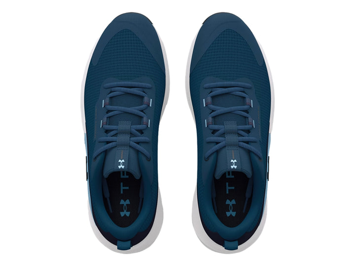 Tenis deportivos Under Armour color azul con suela blanca y detalles en azul claro.