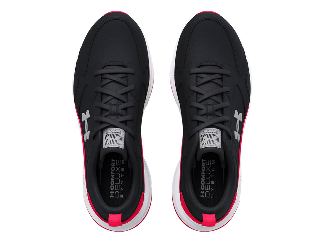 Tenis deportivos Under Armour color negro con detalles en rojo y suela blanca.