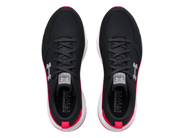 Tenis deportivos Under Armour color negro con detalles en rojo y suela blanca.