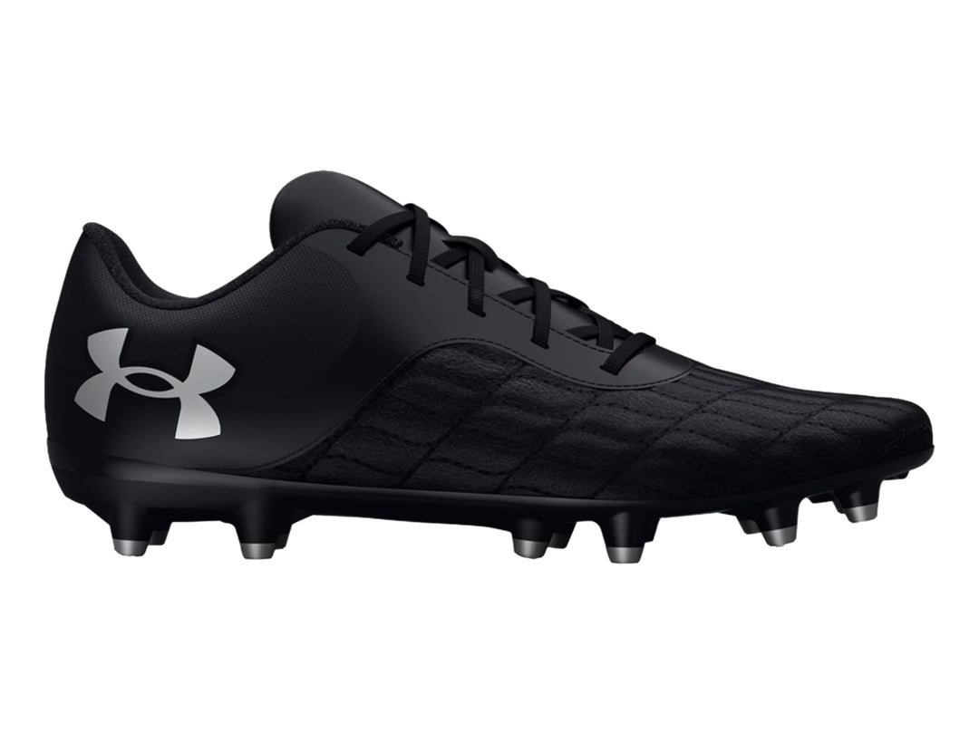 Zapato de fútbol Under Armour color negro con tacos para pasto natural y logotipo blanco en el talón.