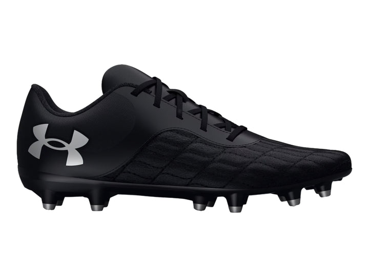 Zapato de fútbol Under Armour color negro con tacos para pasto natural y logotipo blanco en el talón.