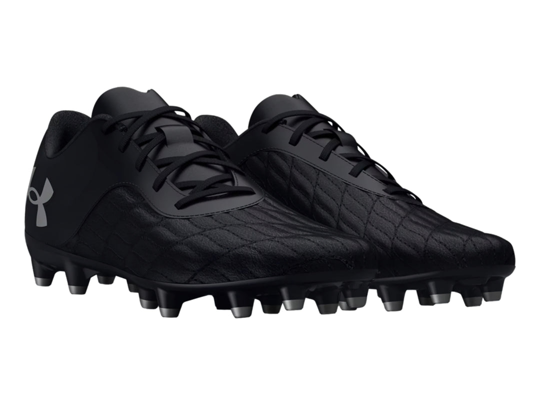 Zapato de fútbol Under Armour color negro con tacos para pasto natural y logotipo blanco en el talón.
