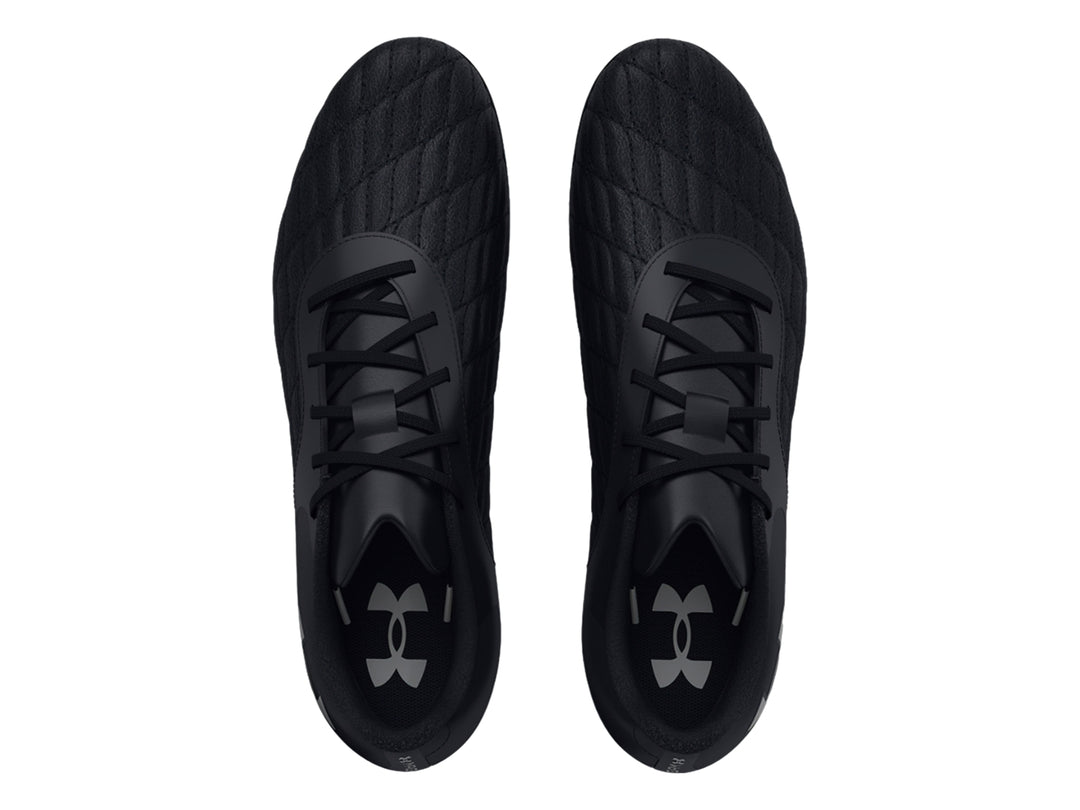 Zapato de fútbol Under Armour color negro con tacos para pasto natural y logotipo blanco en el talón.
