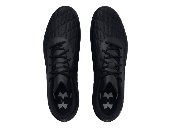 Zapato de fútbol Under Armour color negro con tacos para pasto natural y logotipo blanco en el talón.