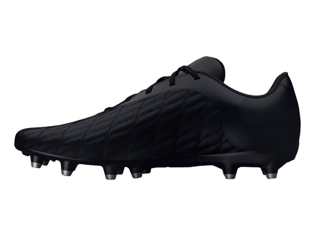 Zapato de fútbol Under Armour color negro con tacos para pasto natural y logotipo blanco en el talón.