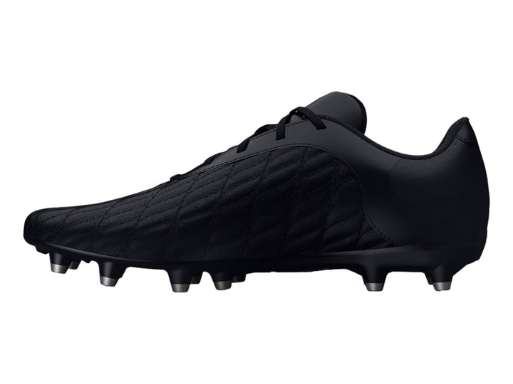 Zapato de fútbol Under Armour color negro con tacos para pasto natural y logotipo blanco en el talón.